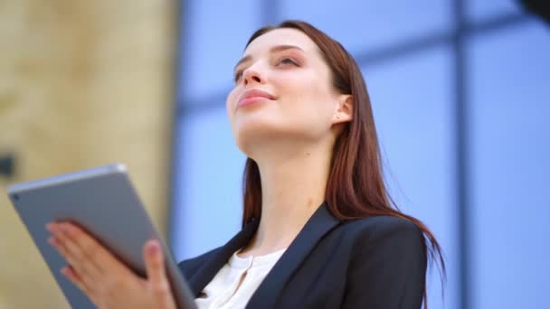 Mujer de negocios manos usando tableta al aire libre. Señora usando el dispositivo digital fuera. — Vídeos de Stock