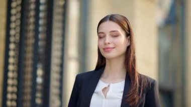 Dışarıda kurye bekleyen bir kız. Dışarıda yemek dağıtımı için kart ödeyen kadın..