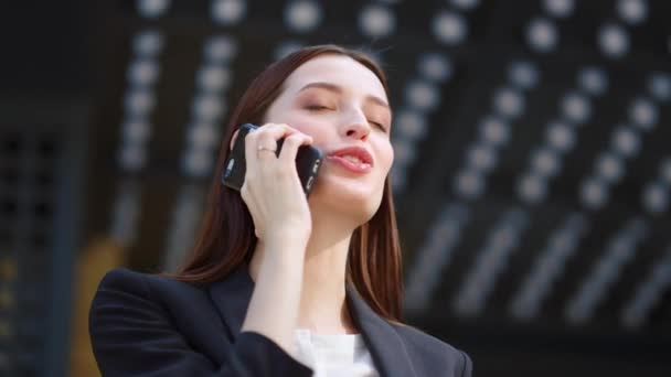 Mujer sonriente llamando al teléfono móvil al aire libre. Chica exitosa usando el teléfono celular. — Vídeos de Stock