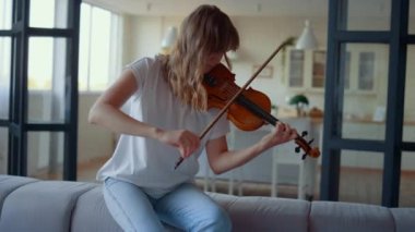 Keman çalan genç kız. Kemancı müzik aletinde akorlar çalıyor