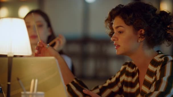 Zakenvrouw praat collega in functie. Zelfverzekerde meisje op zoek laptop indoor — Stockvideo