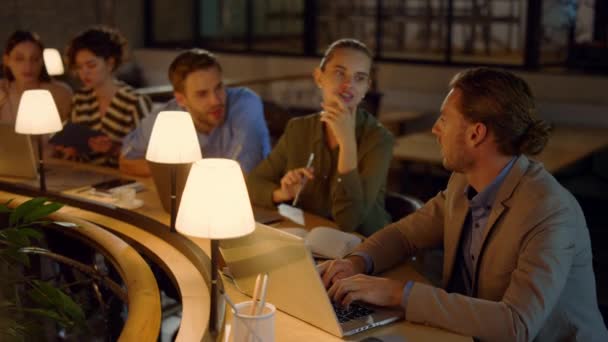 Equipo creativo usando computadoras para el trabajo. Gente de negocios discutiendo proyecto. — Vídeos de Stock