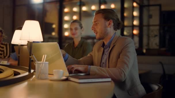 Chefen använder laptop på möte med laget. Kreativa kollegor diskuterar affärer. — Stockvideo