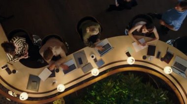 Takım lideri yöneticilere işinde yardım ediyor. Dijital aygıtlarla çalışan insanlar.