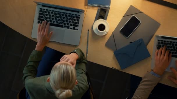 Top view lady ordenador de trabajo en coworking. Mujer usando portátil en el espacio oscuro. — Vídeos de Stock