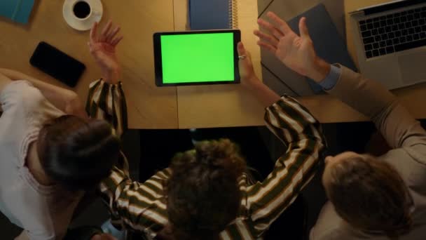 Mujer demostrando colegas tableta pantalla verde. Personas que trabajan en coworking. — Vídeos de Stock