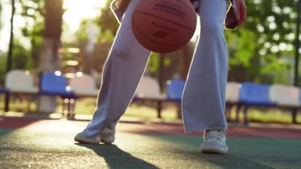 Sağlıklı bir kadın dışarıda tek başına sokak basketbolu oynuyor. — Stok video
