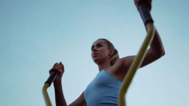 Sportive concentrée faisant de l'entraînement cardio en plein air. Séduisante formation fille seule — Video