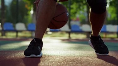 Kapalı alanda sokak basketbolu antrenmanı yapan tanınmayan Afrikalı adam..