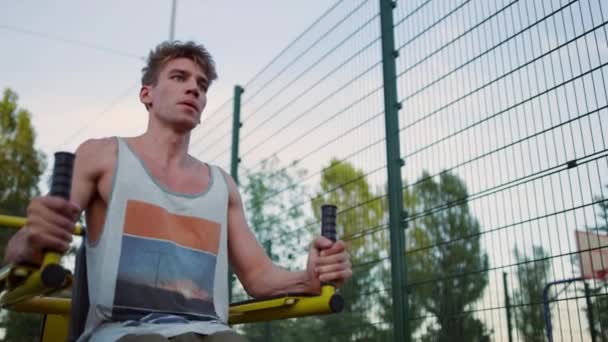Closeup vyčerpaný atletický muž trénink sám ve sportovním hřišti venkovní — Stock video