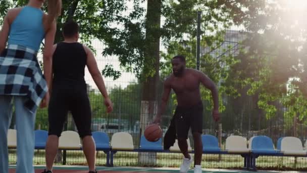 Multi étnico desportivo amigos formação rua basquete no esporte playground. — Vídeo de Stock