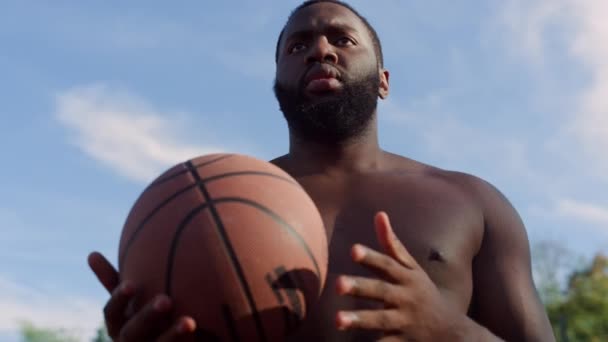 Αθλητικός Αφροαμερικάνος παίκτης μπάσκετ δρόμου κατάρτισης και μόνο υπαίθρια. — Αρχείο Βίντεο