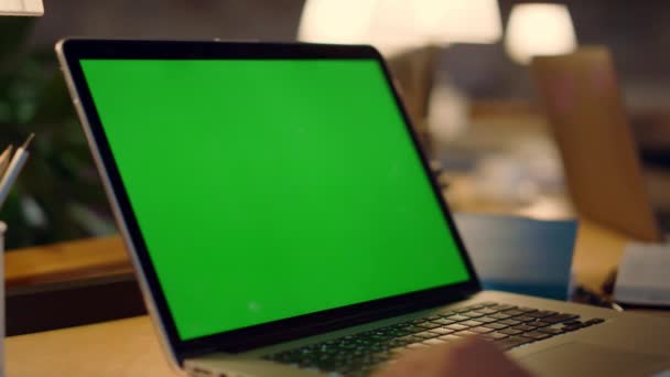 Ismeretlen kéz integet a zöld képernyős laptopnak. Az ember videokonferenciát tart odabent — Stock videók