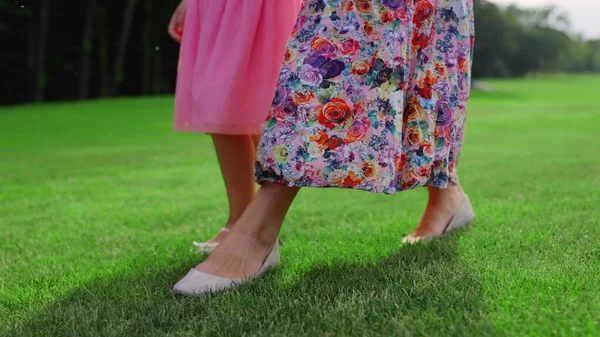 Gros plan femme et fille jambes marchant dans le parc de la ville. Passer du temps en famille en extérieur. — Photo