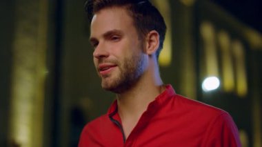 İçerideki kameraya bakan yakışıklı bir portre. Rahat adam karanlık uzayda poz veriyor..