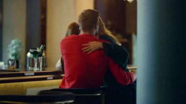 Arkadaşlar barına gitmek için acele eden kızlar. Barmen tezgahta kokteyl dolduruyor.