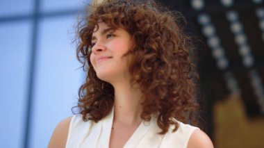 Şehir caddesinde duran manken. Güzel kız dışarı bakıyor..