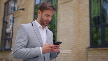 Dışarıya taşınırken cep telefonu kullanan adam. Yönetici sokakta cep telefonu arıyor..