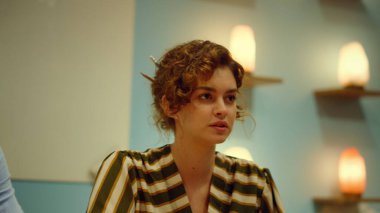 Yaratıcı ekip ofiste konuşuyor. İş adamları toplantı odasında beyin fırtınası yapıyor..