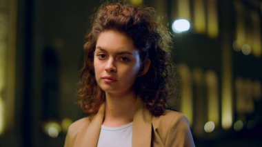 Dışarıda poz veren manken portresi. Dışarıda gülümseyen güzel bir kadın..