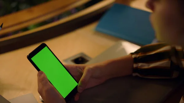 Ręce kobiety za pomocą zielonego ekranu telefonu komórkowego. Dziewczyna dotykając makieta smartfon — Zdjęcie stockowe
