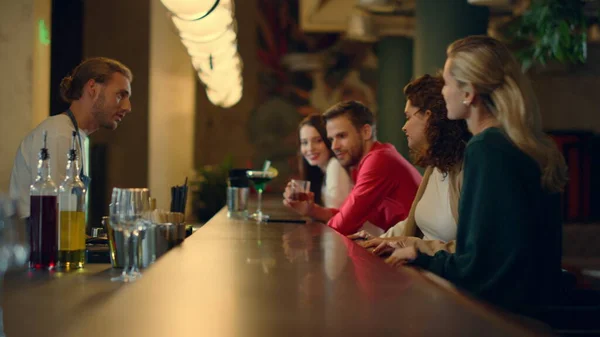 Люди вітають один одного в барі. Колеги замовляють коктейлі після роботи . — стокове фото