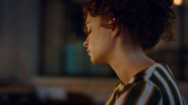 Ofiste çalışan çok çalışan bir kadın. Gergin kız dizüstü bilgisayar ekranı