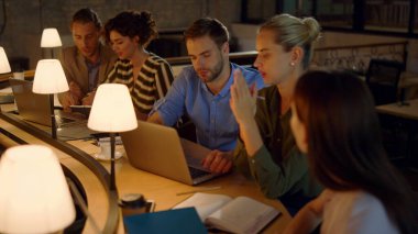 Ofiste dizüstü bilgisayarlarla çalışan iş adamları. Verileri analiz eden meslektaşlar