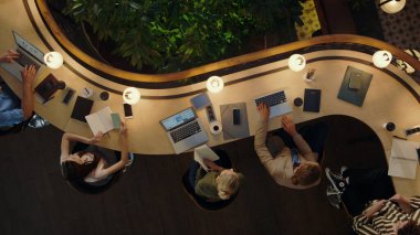 Birlikte çalışma projesini tartışan insanlar. Yaratıcı ekip fazla mesai yapıyor.