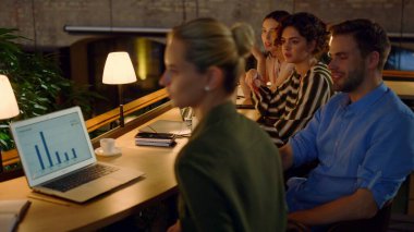 İş ekibi iş birliği içinde konuşuyor. Ofiste bilgisayar arayan yaratıcı insanlar