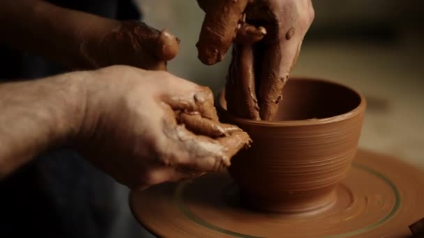 Mulher usando oleiros roda em cerâmica. Mestres fazendo produto artesanal — Vídeo de Stock