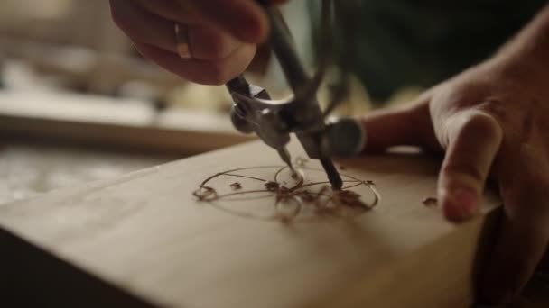 Homme non reconnu sculptant ornement intérieur. Homme mains faisant décor en studio — Video