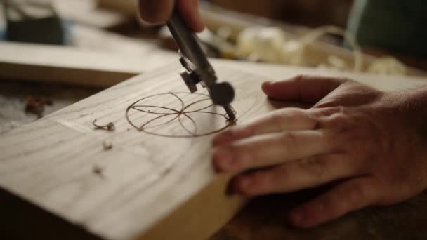 木製の製品の人が屋内でパターンを作る。彫刻のためのツールを使用して大工 — ストック動画