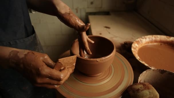 Unknown girl working with wet clay in pottery. Woman sculpting clay pot — Stock Video