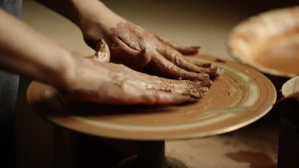 Primo piano mani donna avendo riposo in ceramica. Ragazza mettendo le mani sulla ruota vasai — Video Stock