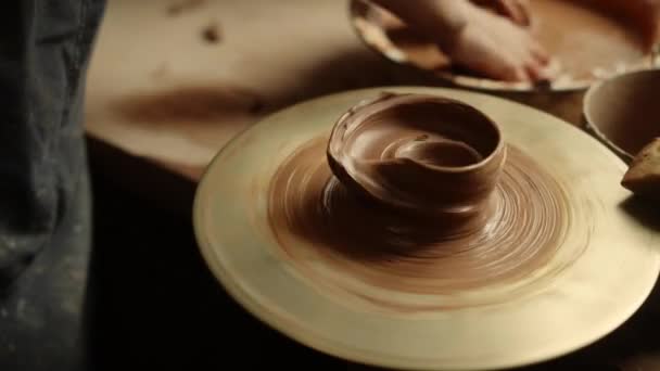 Menina que umedece mãos em cerâmica. Mulher se preparando para o processo artesanal — Vídeo de Stock