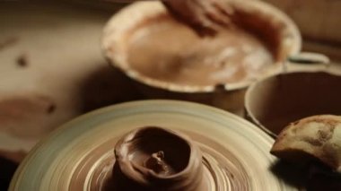 Tanınmayan bir kadın çömlek kavanozu yapıyor. Kapalı kadın nemli eller