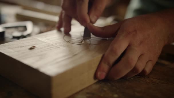 Hombre no reconocido haciendo tallas de madera en interiores. Manos masculinas usando herramienta en carpintería — Vídeo de stock