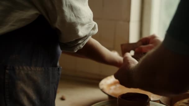 Okänd kvinna tvättar händerna i keramik. Man rengöring kvinna händer i studio — Stockvideo