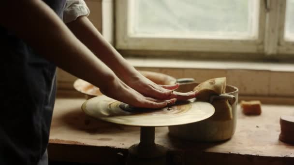 Menina não reconhecida aprendendo artesanato em cerâmica. Homem ensinando mulher no estúdio — Vídeo de Stock