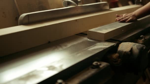 Okänd snickare skära trä i verkstad. Man förbereder planka i studio — Stockvideo