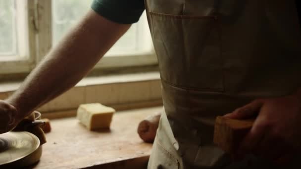 Soustředěný muž dává dámám doporučení v keramice. Muž ukazující hlavní třídu — Stock video