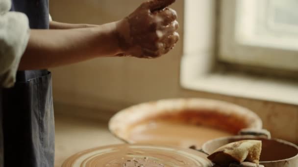 스튜디오에서 제품을 만들 준비를 하는 여성. 도기로 진흙을 조각하는 여자 — 비디오