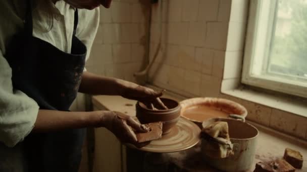 工作室里年轻的陶土专家在制作粘土制品.用湿粘土工作的女士 — 图库视频影像