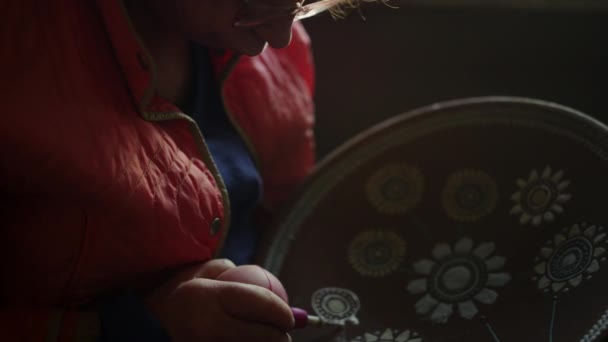 Skupiona kobieta dekorująca glinkę w ceramice. Kobieta artysta płyta malarska — Wideo stockowe