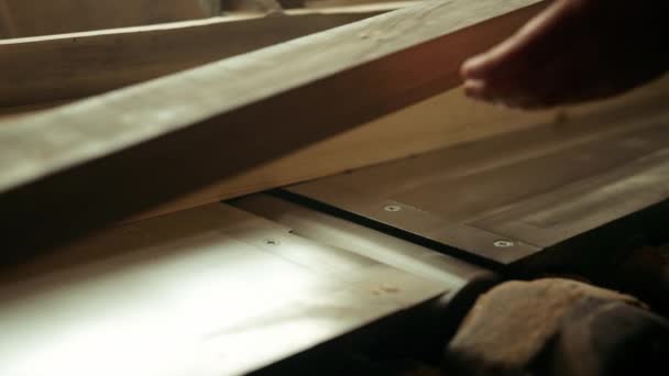 Carpintero preparando tablón de madera para el producto interior. Chico moliendo madera en estudio — Vídeo de stock