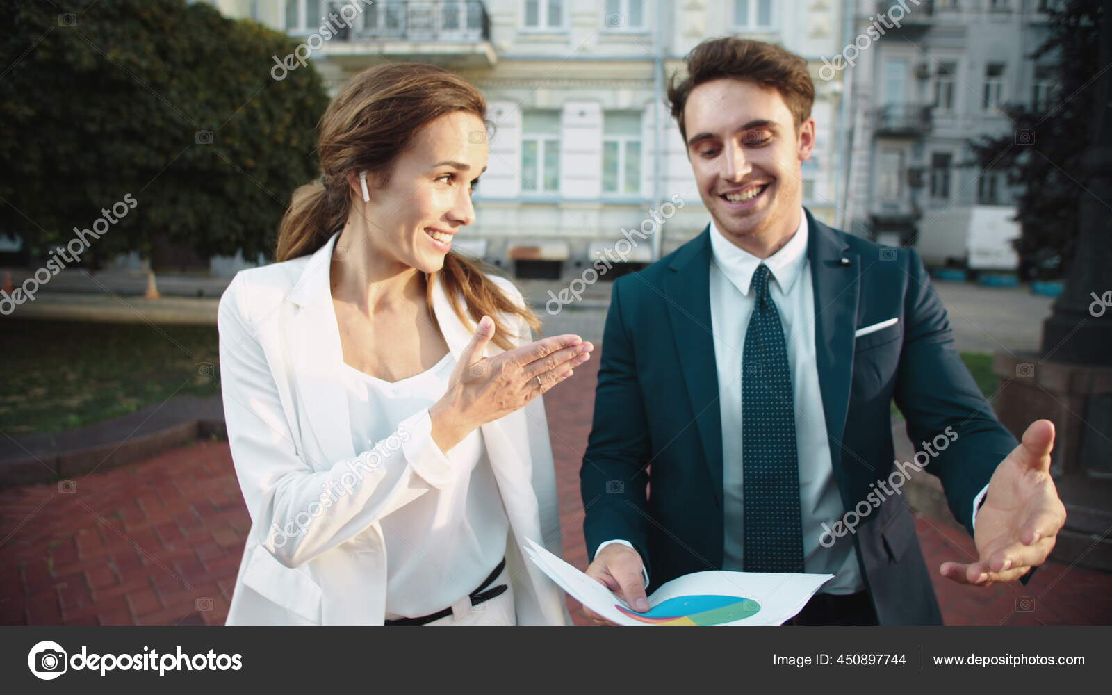 Amistoso hombre de negocios y señora hablando de documentos en la calle a pie.: fotografía de stock © stockbusters #450897744 | Depositphotos Amistoso hombre de negocios y señora hablando de documentos en la calle a pie.: fotografía de stock © stockbusters #450897744 | Depositphotos