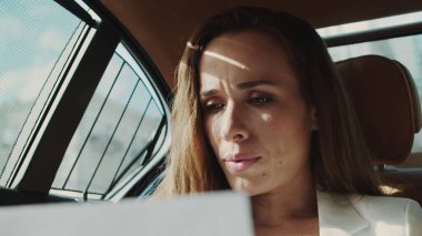 Şaşkın iş kadını, proje arabasıyla başarı elde etti..