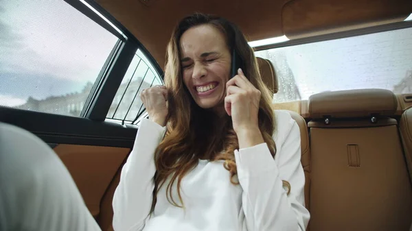 Portrait of joyful businesswoman talking on mobile phone in of modern car. — Stock Photo, Image