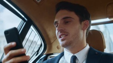 Heyecanlı iş adamının portresi otomobilde iyi haberler okuyor..